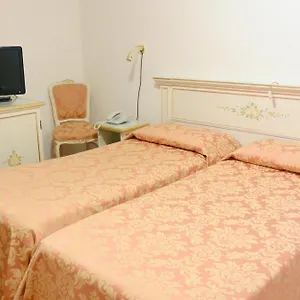 Ambassador Tre Rose Hotel Venecia